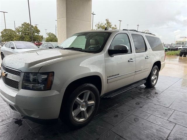 White Diamond Clearcoat 2011 Chevrolet Suburban 1500 LTZ RWD SUV / Crossover 4X2 6-Speed Automatic Overdrive