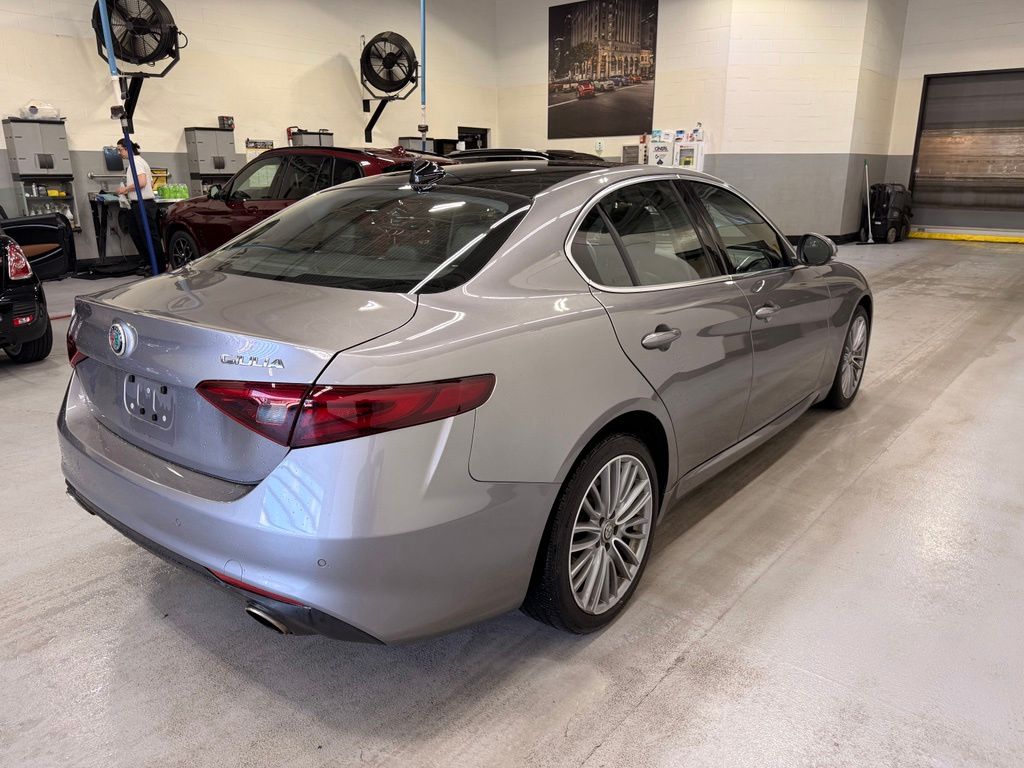 Thumbnail: 2019 Alfa Romeo Giulia - 6