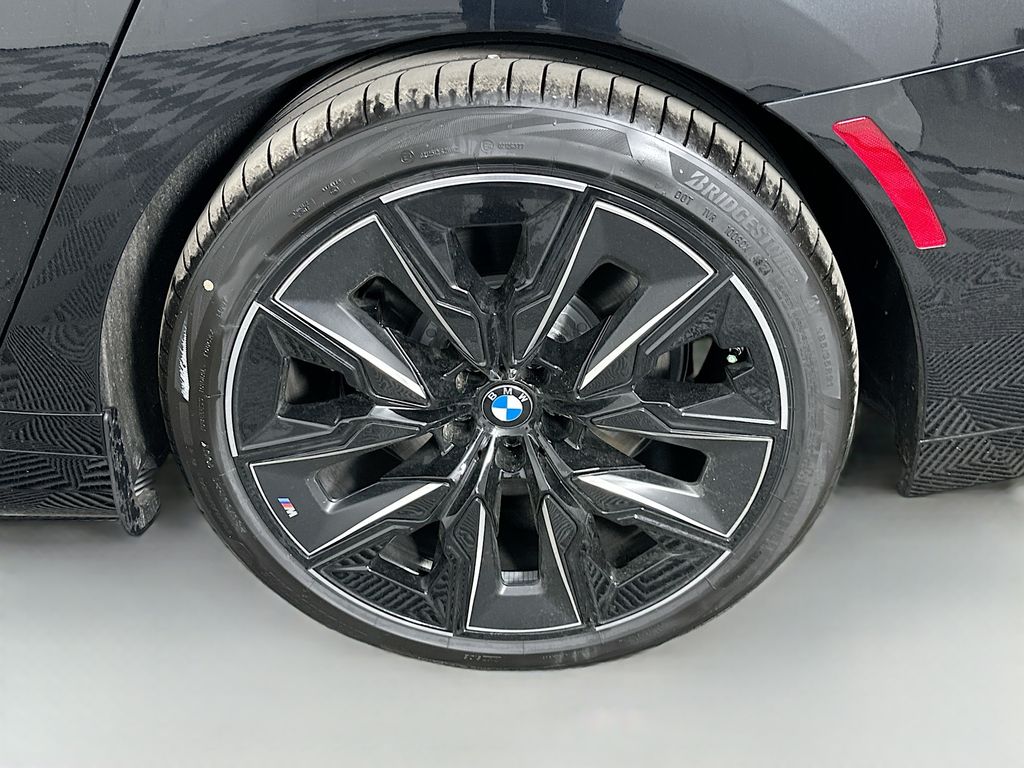 2025 BMW 7 Series 750e xDrive 23
