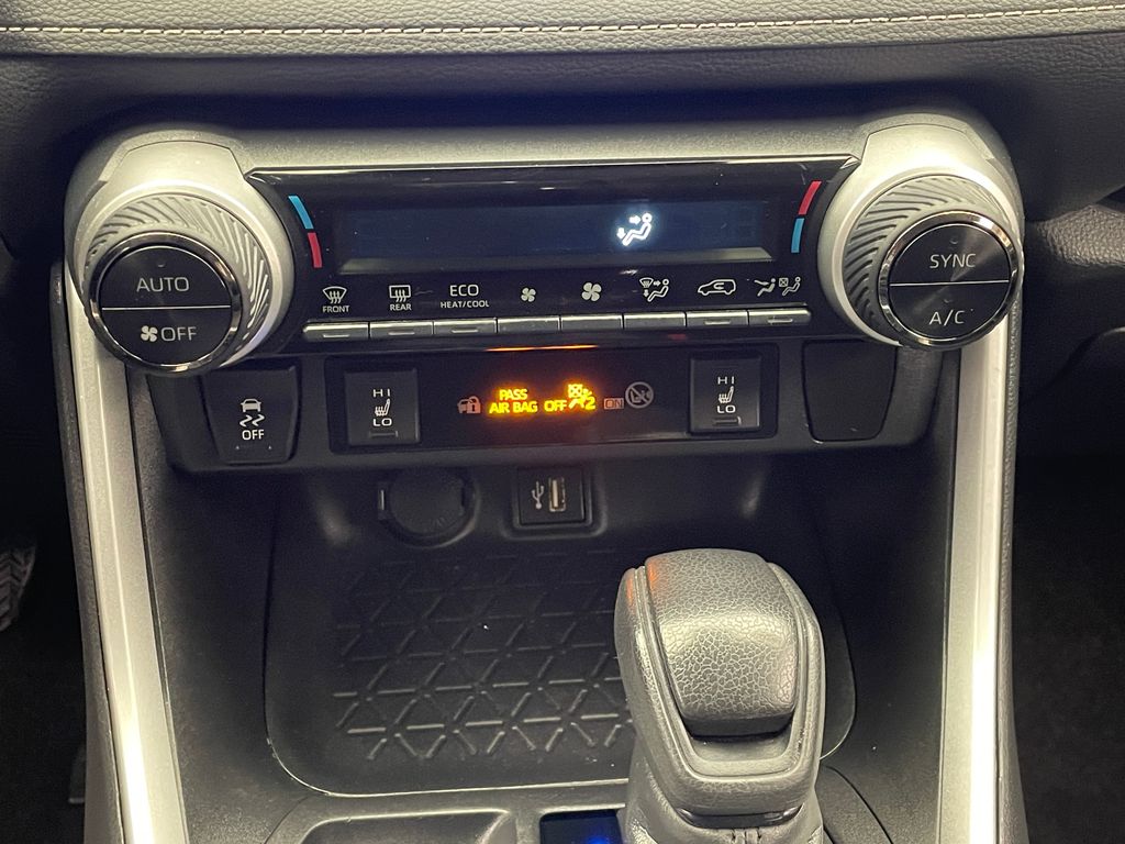 2024 Toyota RAV4 XLE 27