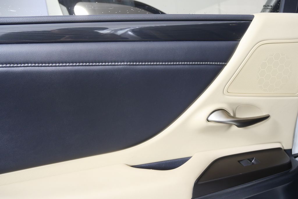 Thumbnail: 2019 Lexus ES - 13