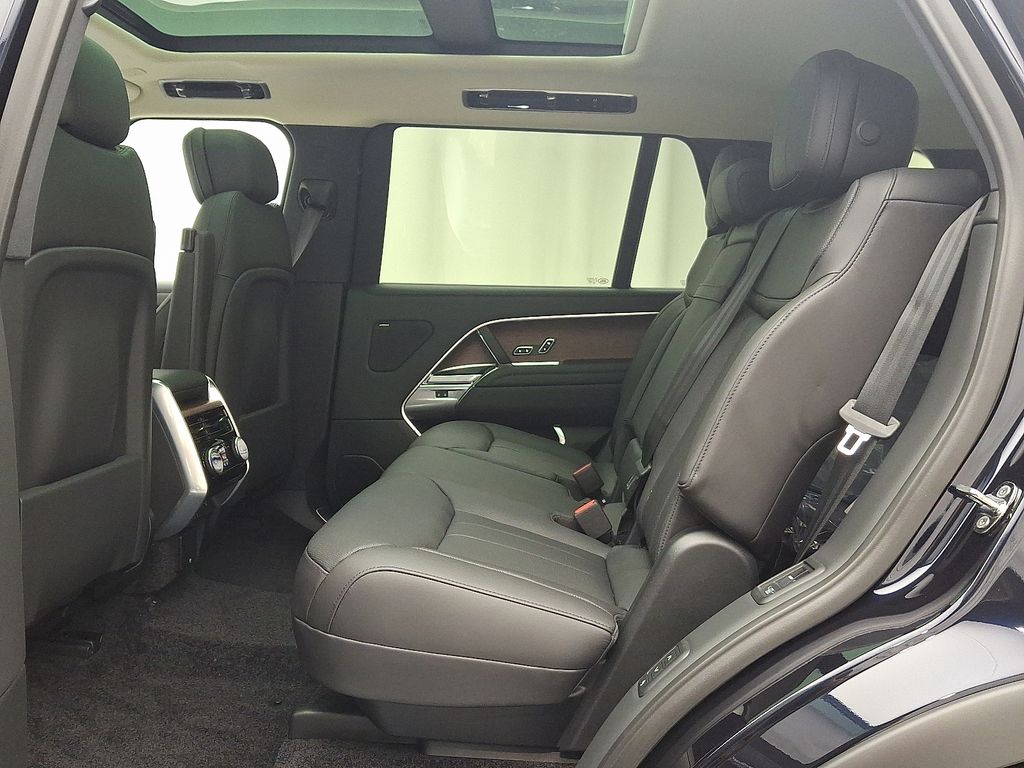 Thumbnail: 2025 Land Rover Range Rover - 6