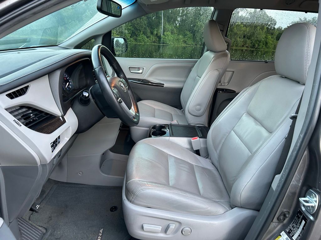 Thumbnail: 2017 Toyota Sienna - 16