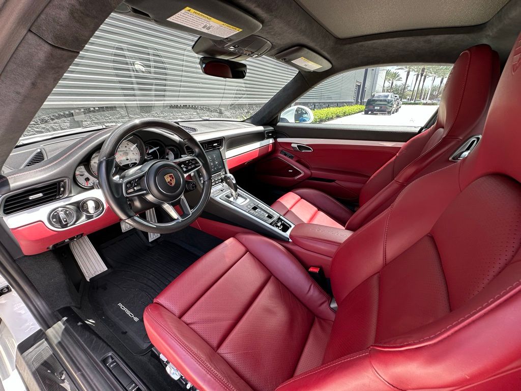 Thumbnail: 2017 Porsche 911 - 4