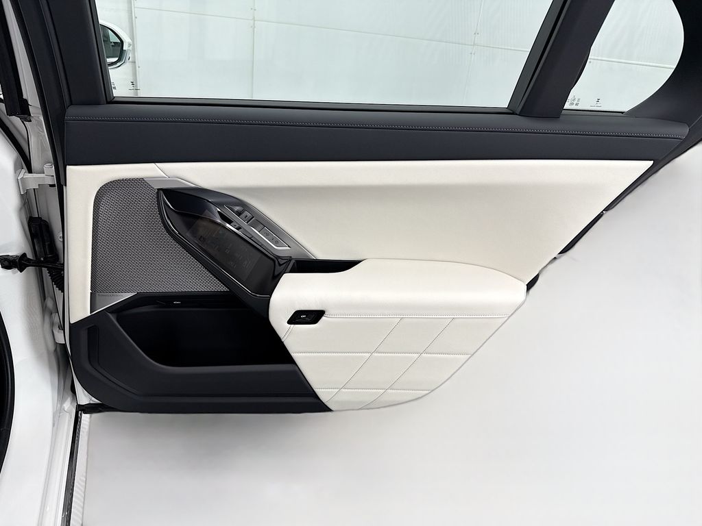 Thumbnail: 2026 BMW i7 - 27