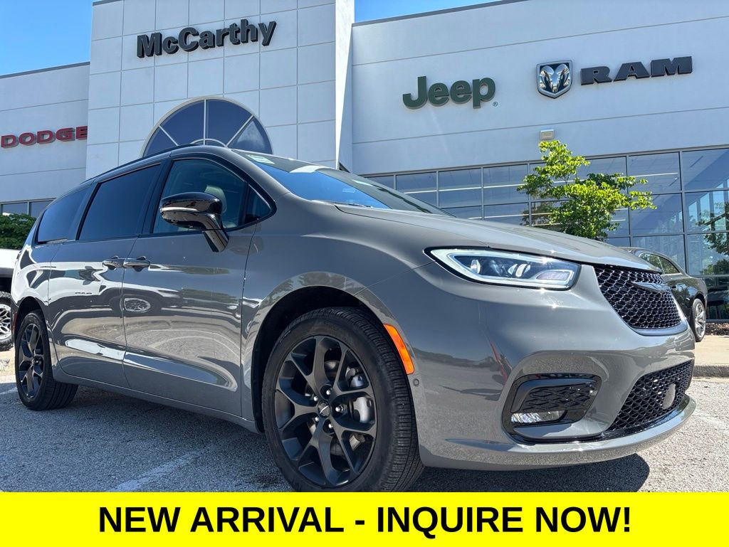 2025 Chrysler Pacifica Limited AWD's photo