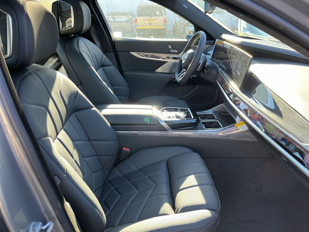 Thumbnail: 2025 BMW 7 Series - 25
