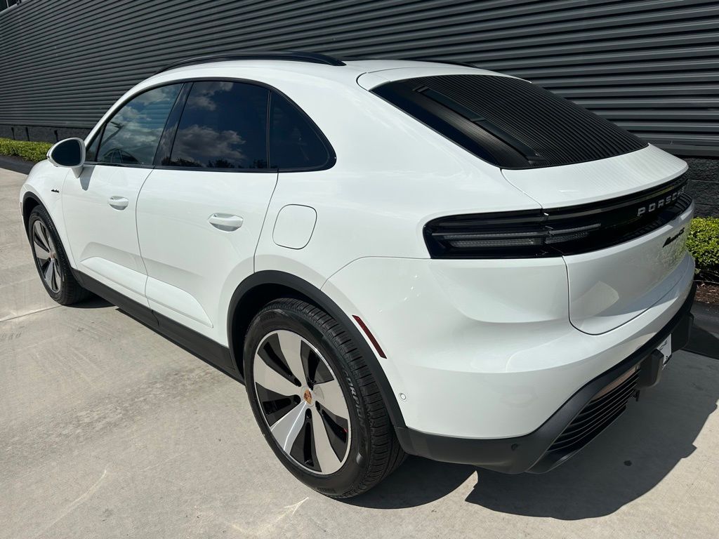 Thumbnail: 2026 Porsche Macan - 3