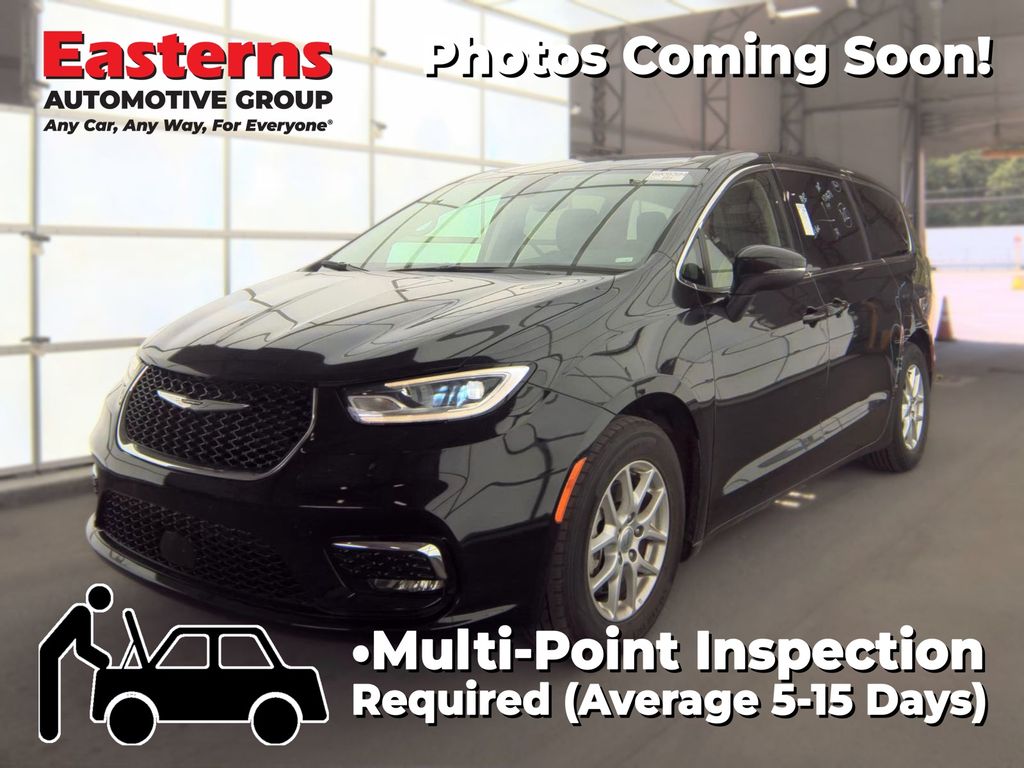 2023 Chrysler Pacifica Touring L's photo
