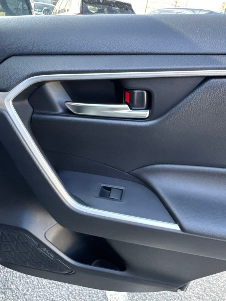 Thumbnail: 2019 Toyota RAV4 - 8