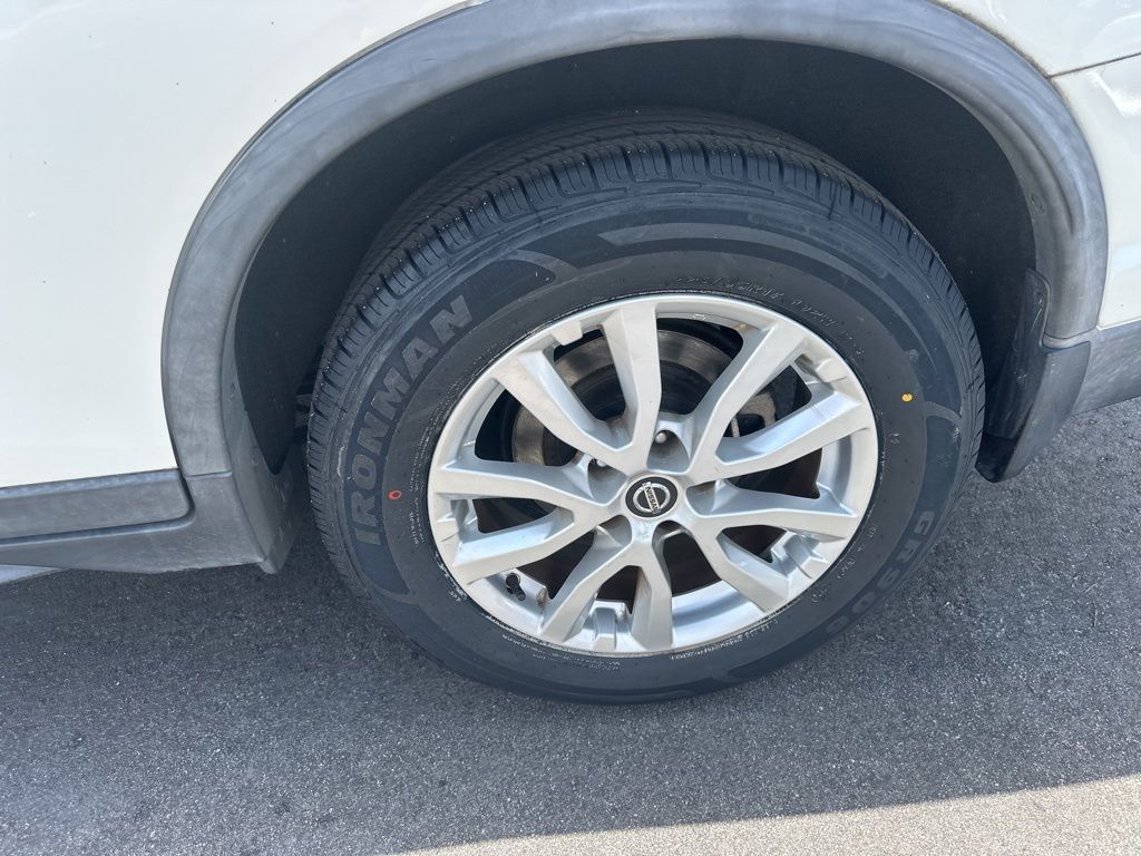 2018 Pearl White Nissan Rogue SV FWD SUV