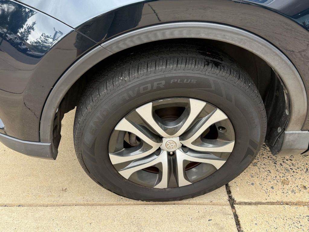 2018 Toyota RAV4 LE - Photo 10