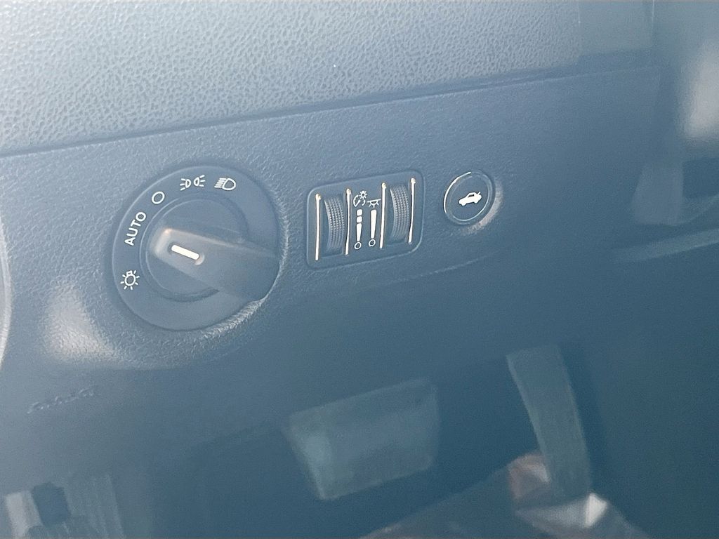 Used 2021 White Dodge SXT image 10