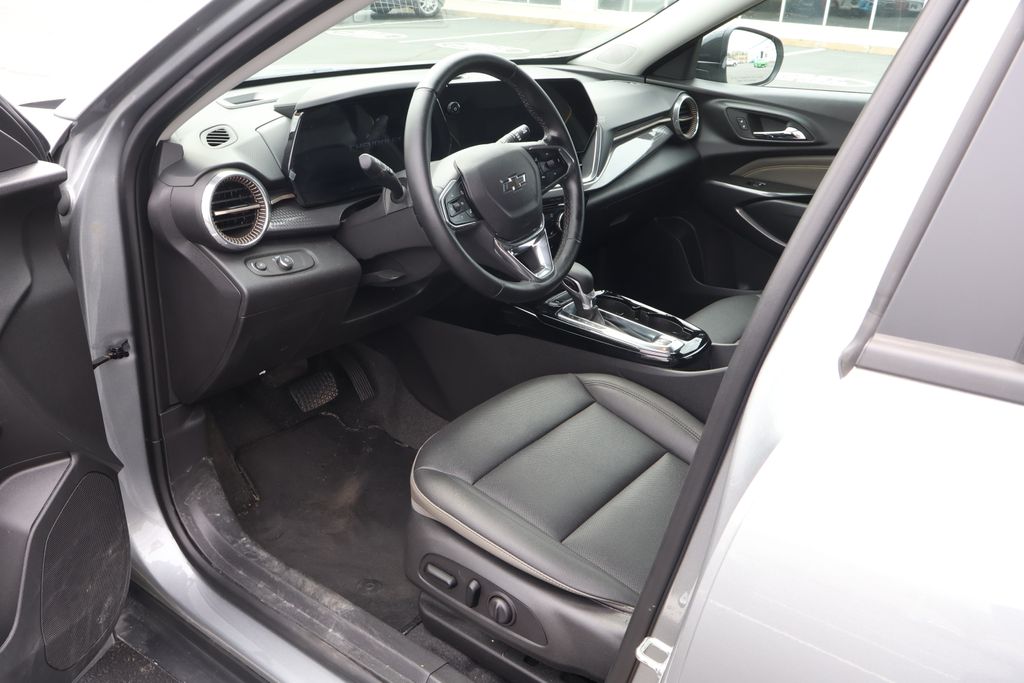 Thumbnail: 2025 Chevrolet Trax - 8