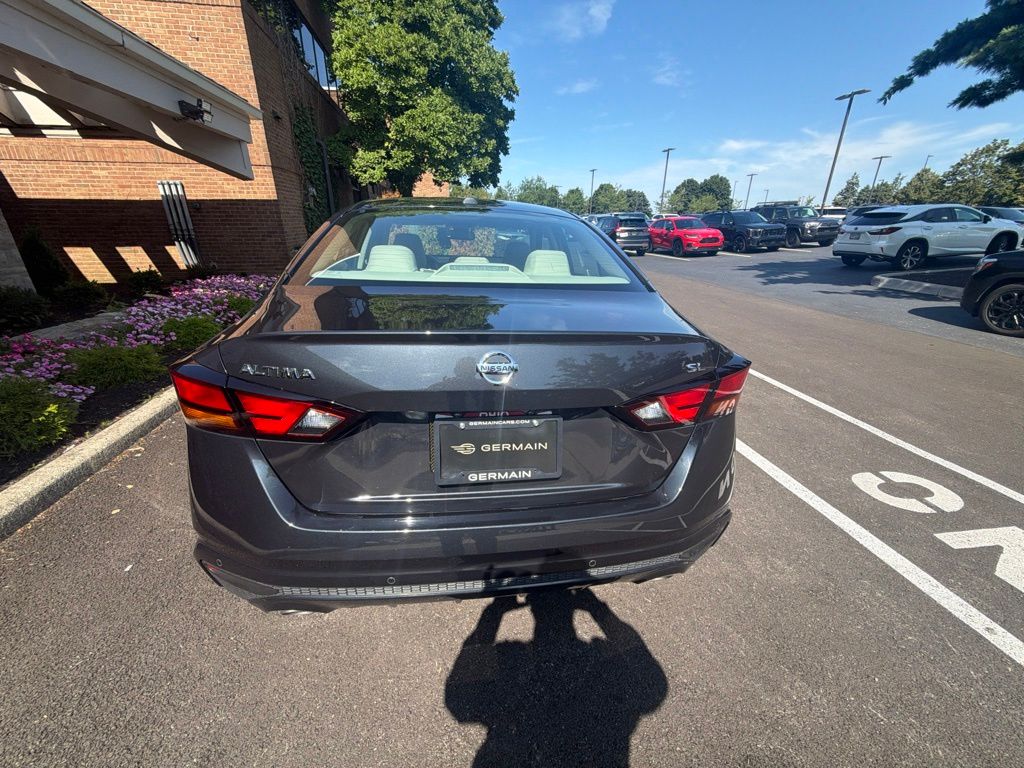 Used 2019 Blue Nissan 2.5 SL image 8