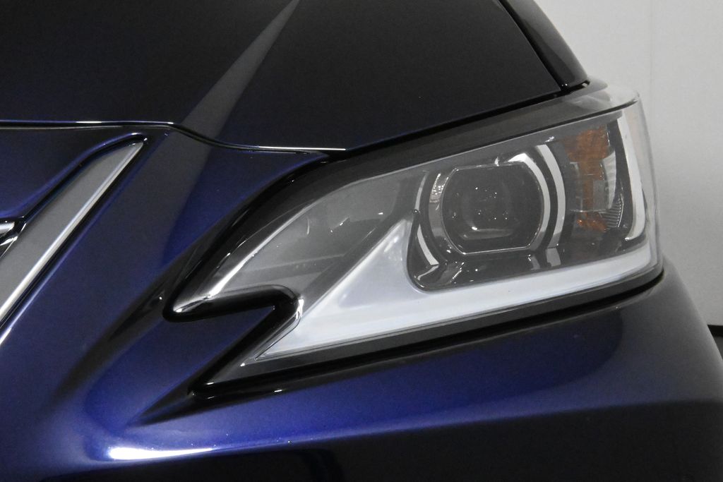 Thumbnail: 2022 Lexus ES - 11