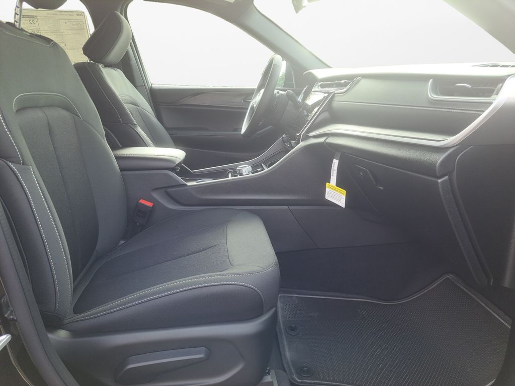 New Car 2025 Jeep Grand Cherokee  Laredo For Sale Under $40,000 In Austin, Texas