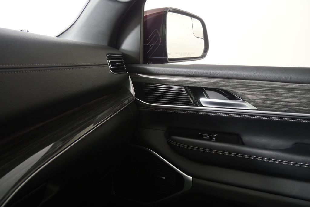 Thumbnail: 2022 Jeep Wagoneer - 29