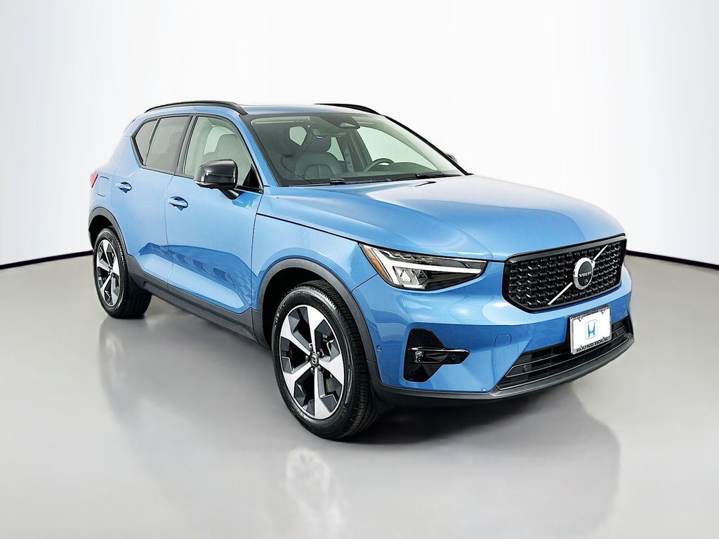 2023 Volvo XC40 B5 Plus 3