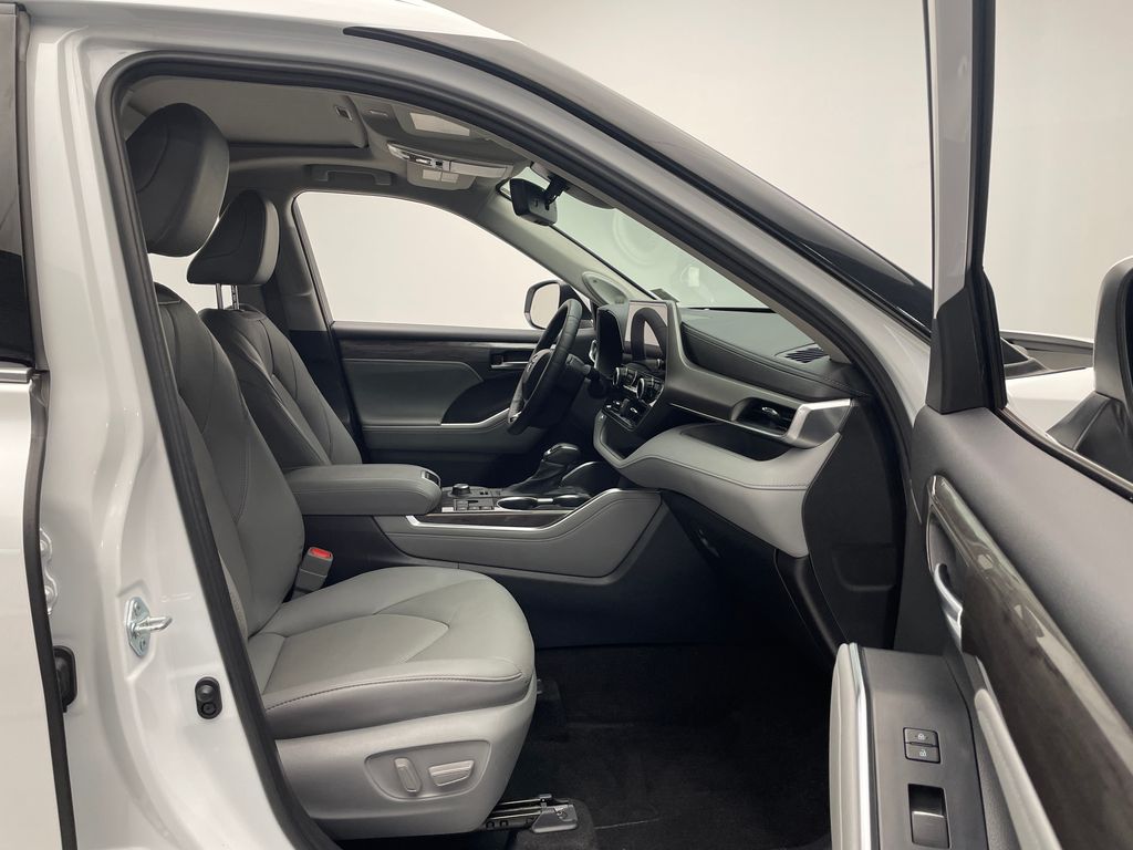 Thumbnail: 2023 Toyota Highlander - 17