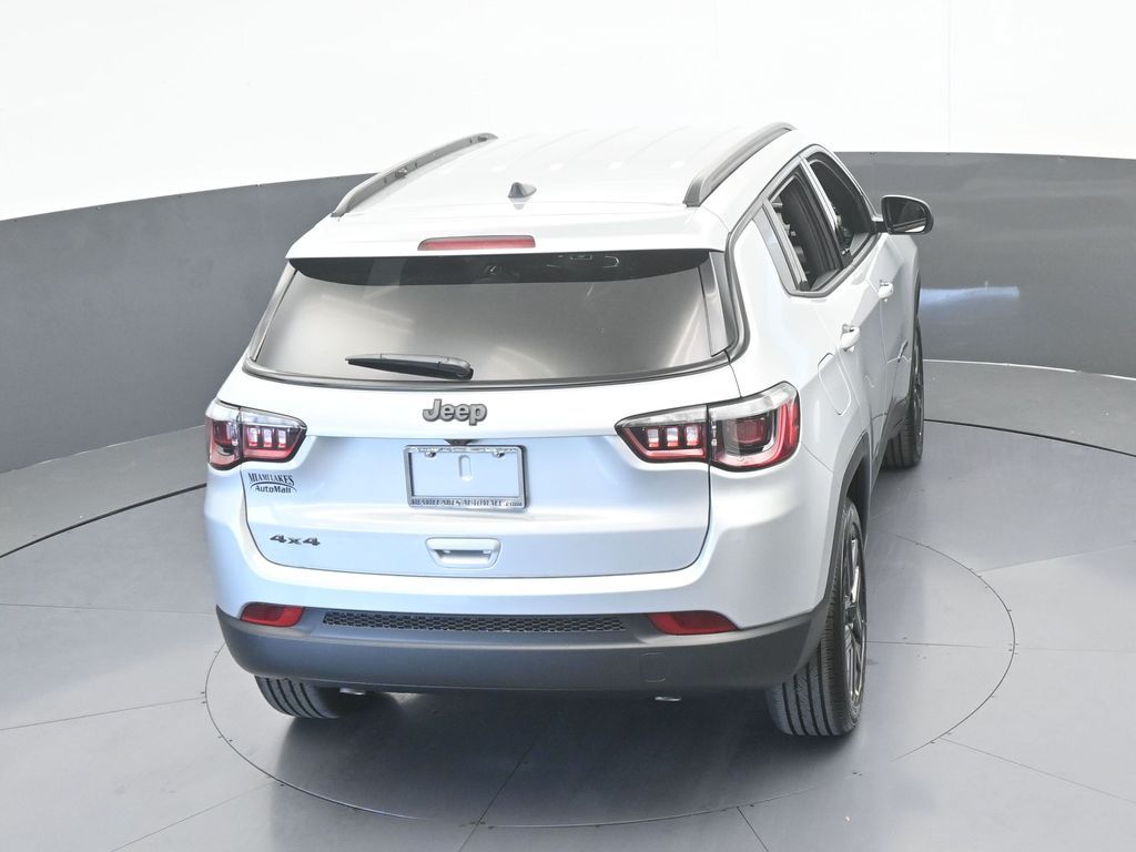 New 2026 silver zynith metallic clearcoat Jeep Latitude image 46