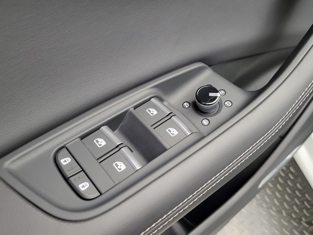 Thumbnail: 2023 Audi Q8 - 32