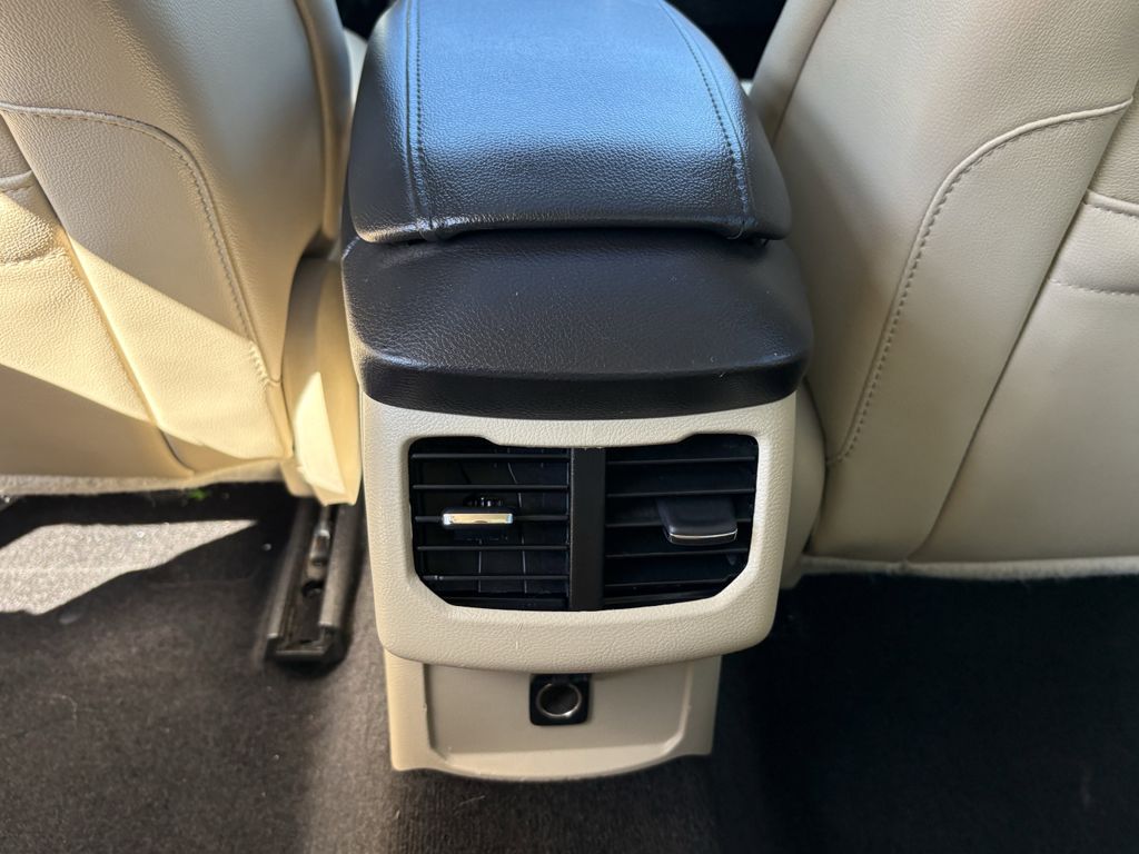 Used 2015 White Platinum Clearcoat Metallic Ford SE image 25