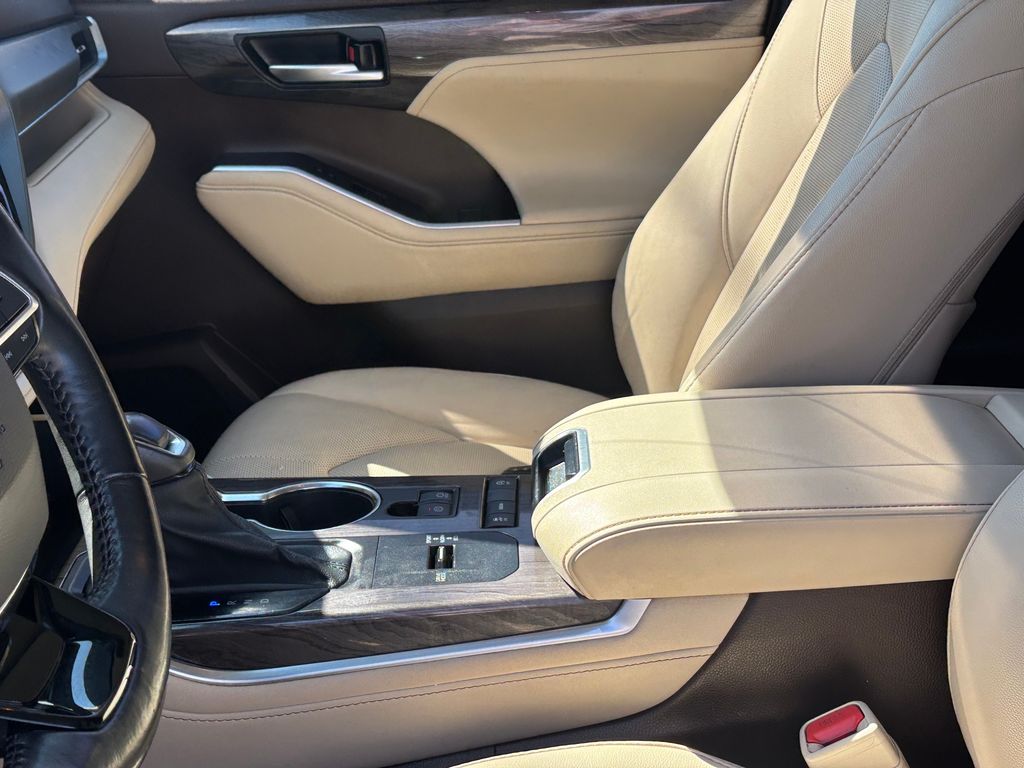 Used Car 2021 Toyota Highlander  Limited For Sale Under $30,000 In Austin, Texas