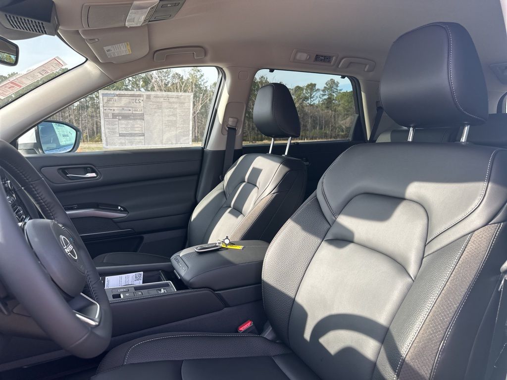 2025 Everest White Pearl Tricoat Nissan Pathfinder SL FWD SUV