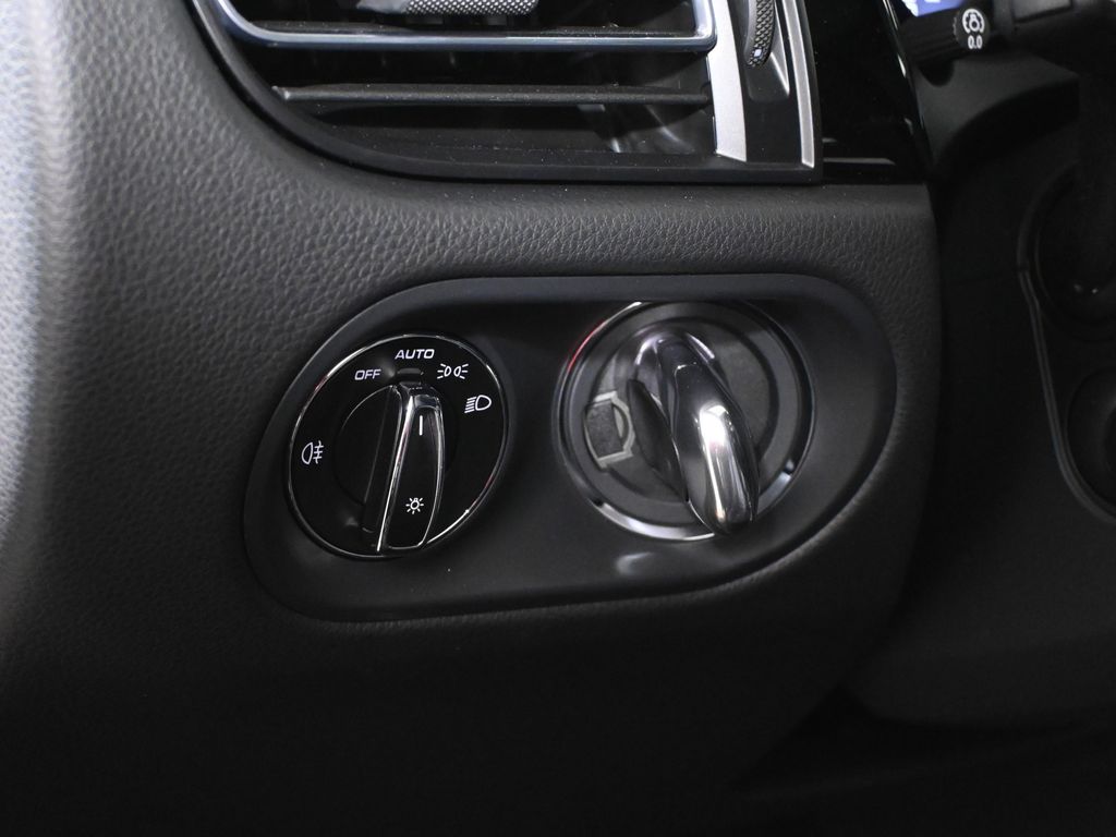 Thumbnail: 2026 Porsche Macan - 29