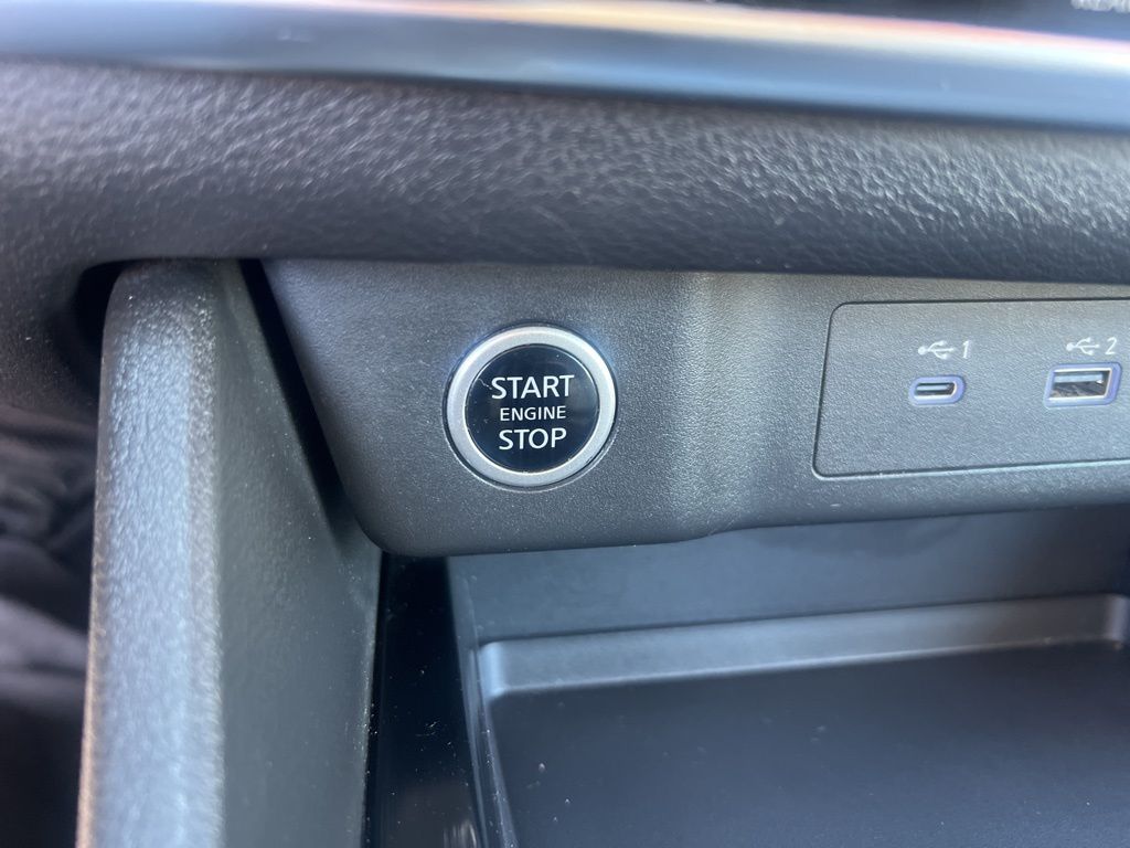 2021 Nissan Rogue SV photo