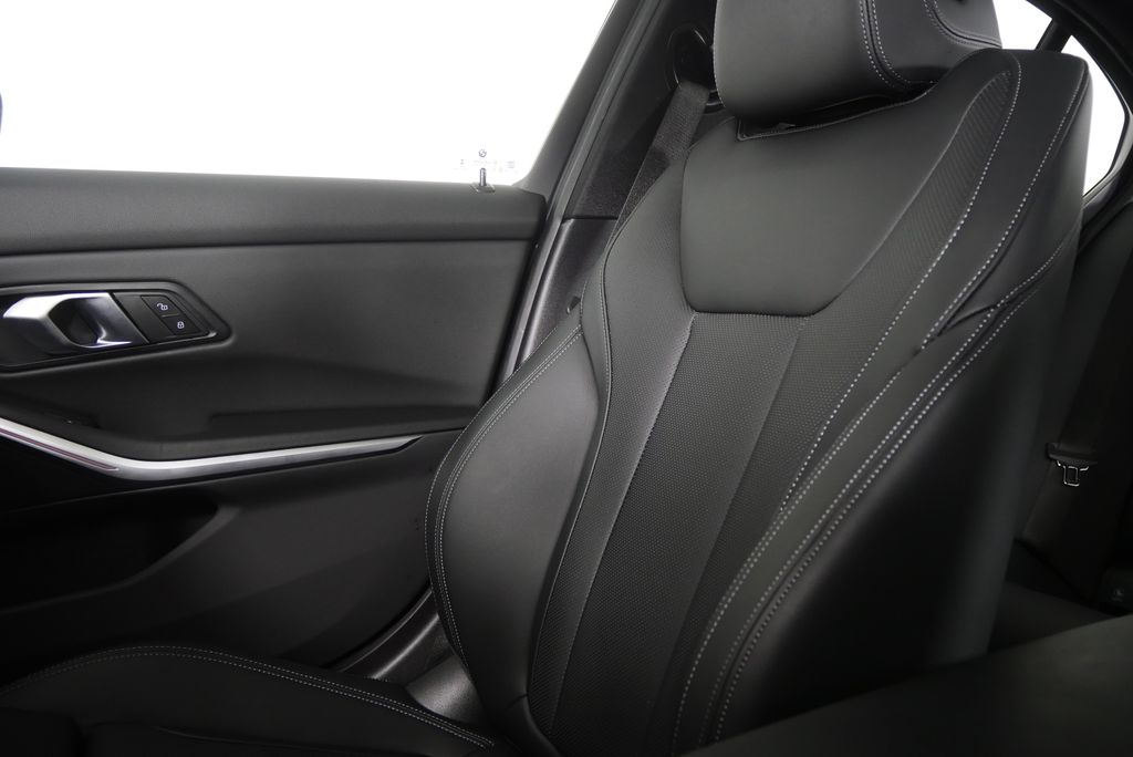 Thumbnail: 2025 BMW 3 Series - 25