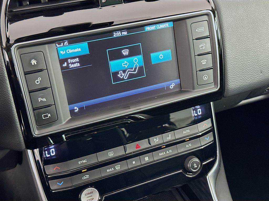 2017 Jaguar XE Prestige 16