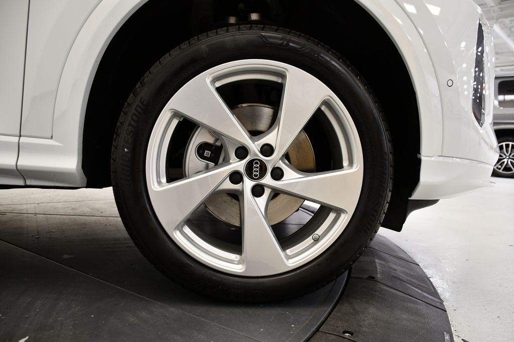 Thumbnail: 2025 Audi Q5 - 16