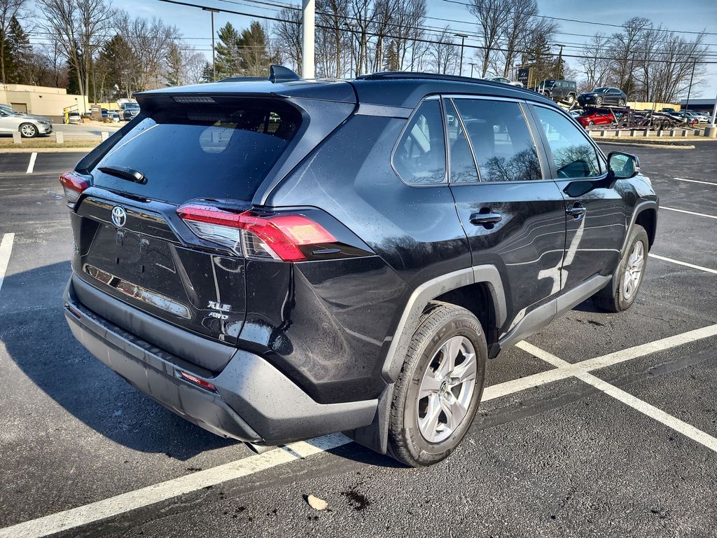 2022 Toyota RAV4 XLE 3