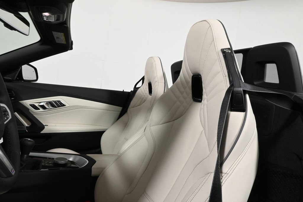 2025 BMW Z4 M40i 24