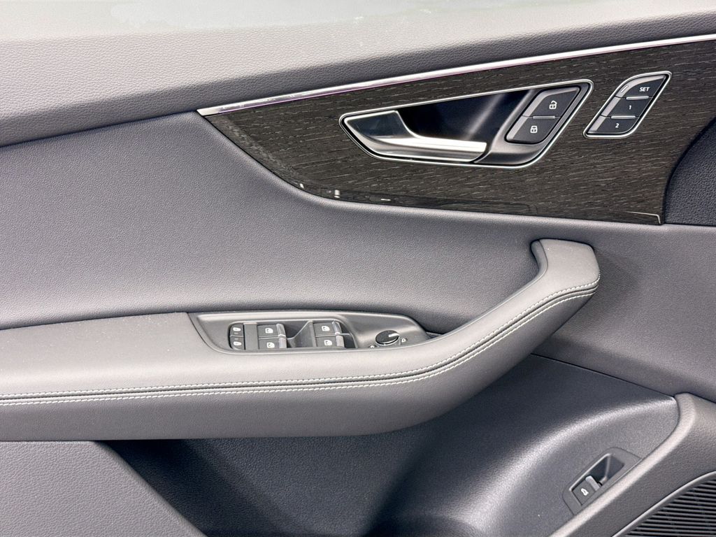 Thumbnail: 2026 Audi Q8 - 22