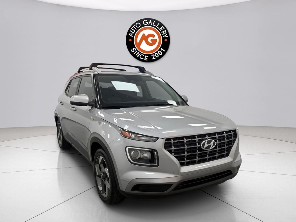 Shimmering Silver 2025 Hyundai Venue SUV / Crossover Front-Wheel Drive Continuously Variable Transmission