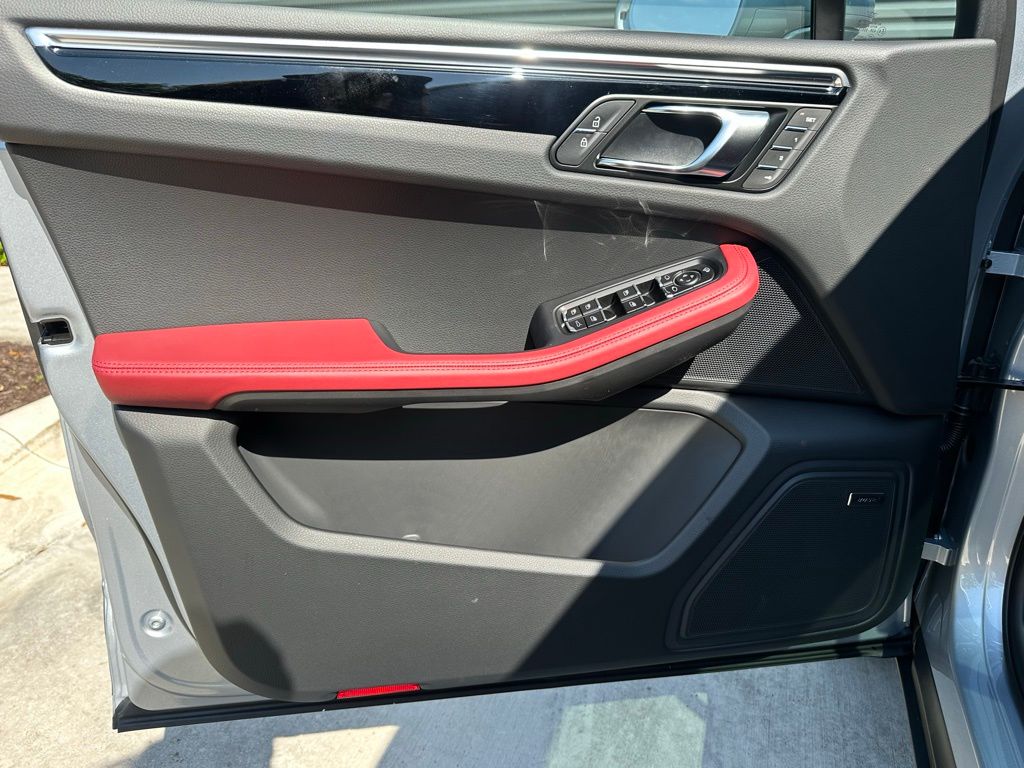 Thumbnail: 2026 Porsche Macan - 19