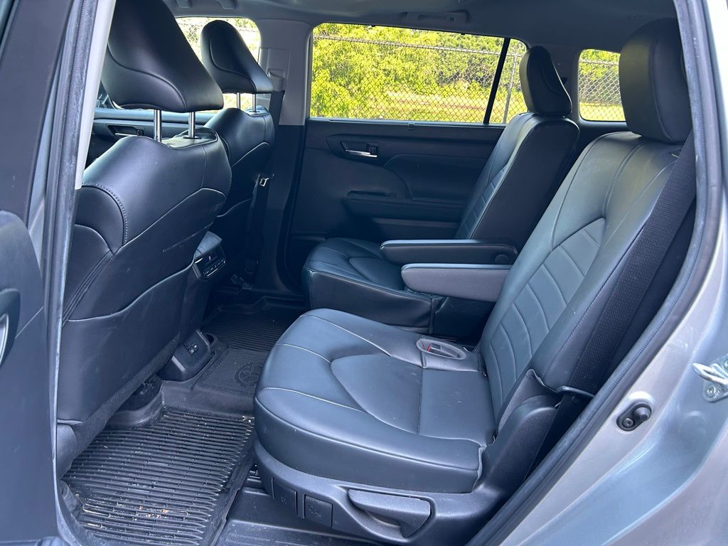 2022 Toyota Highlander XLE 13