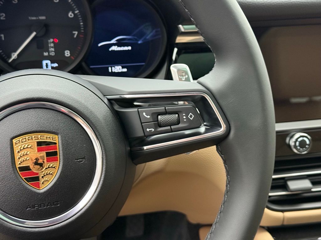 2025 Porsche Macan  12