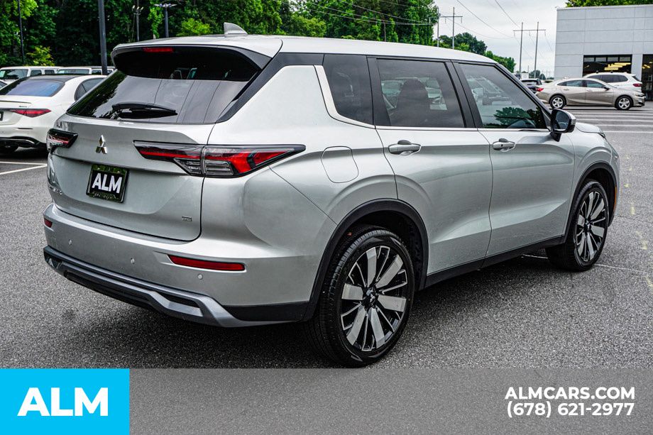 Used 2025 Silver Mitsubishi SE image 6