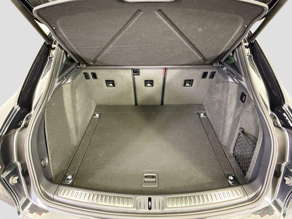 Thumbnail: 2026 Porsche Macan - 29