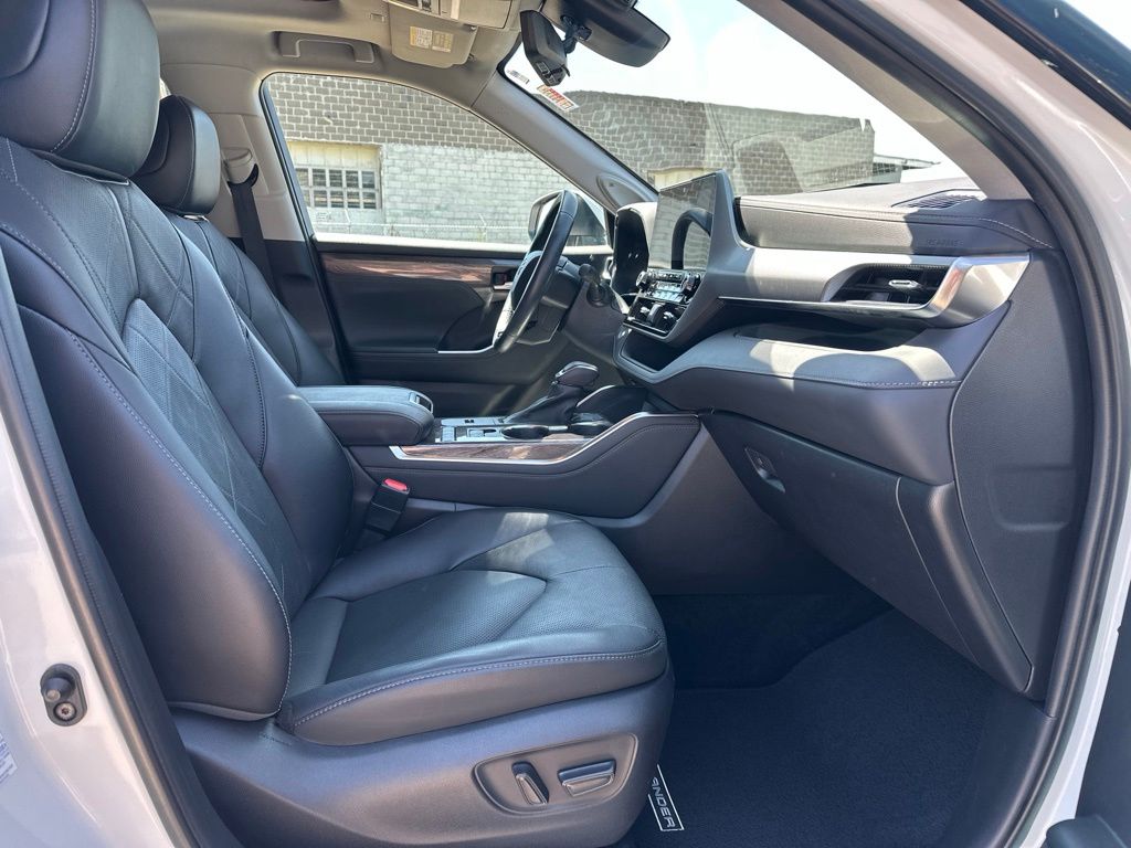 Used 2022 Toyota Highlander Hybrid SUV