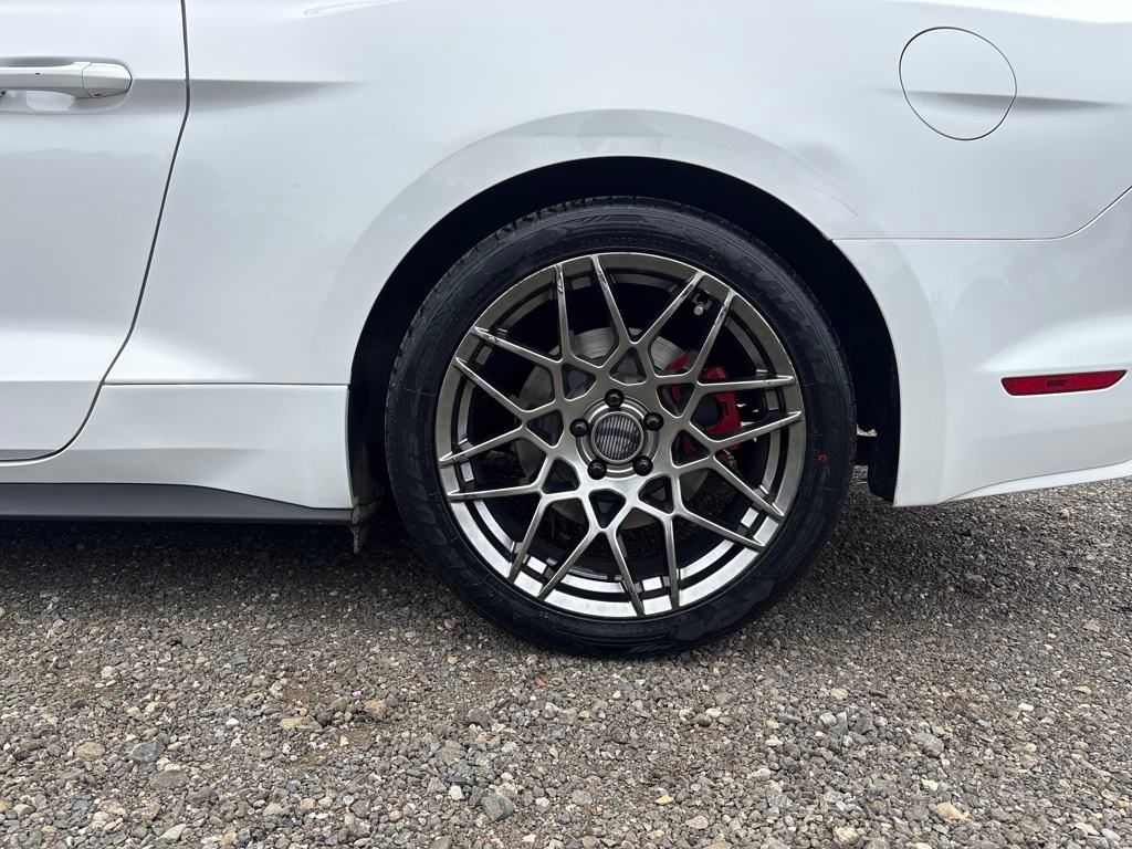 2017 Oxford White Ford Mustang V6 RWD Coupe