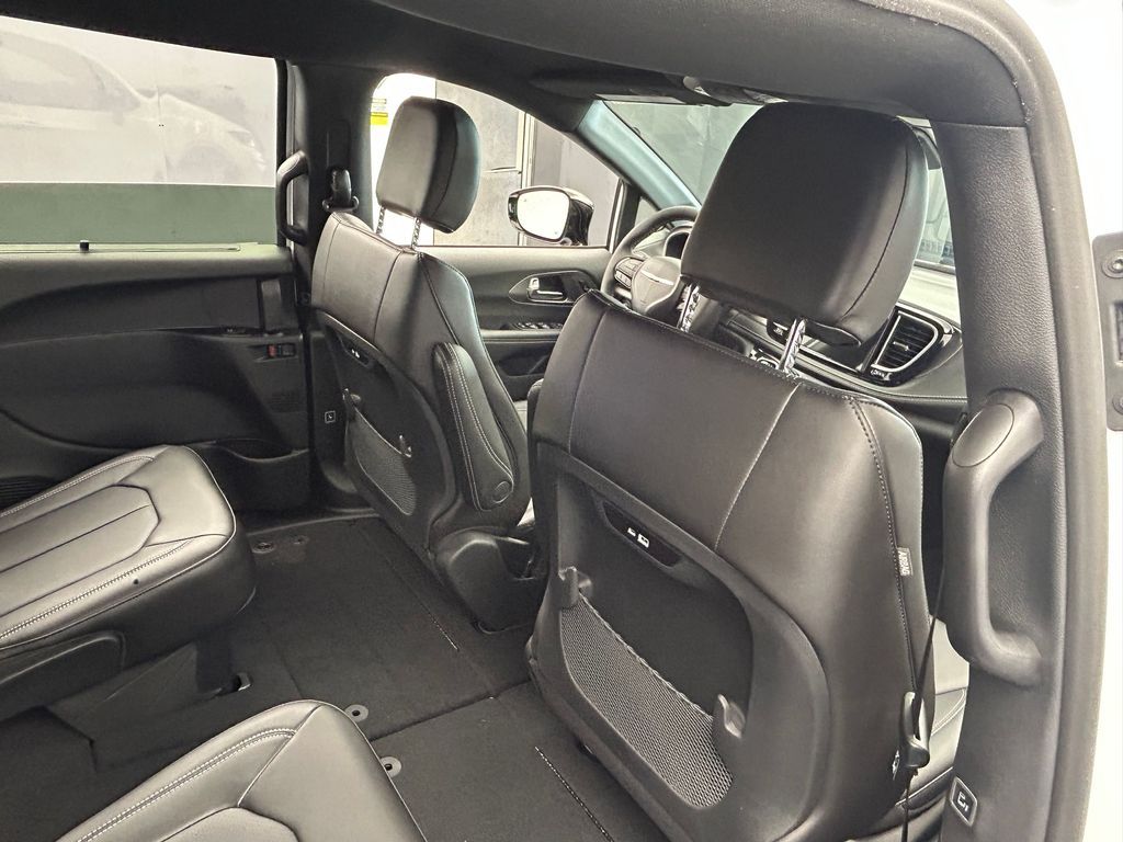 New 2026 Bright White Clearcoat Chrysler Select image 39