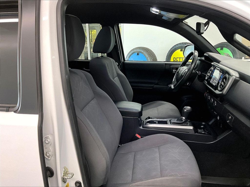 2017 Toyota Tacoma — photo 11