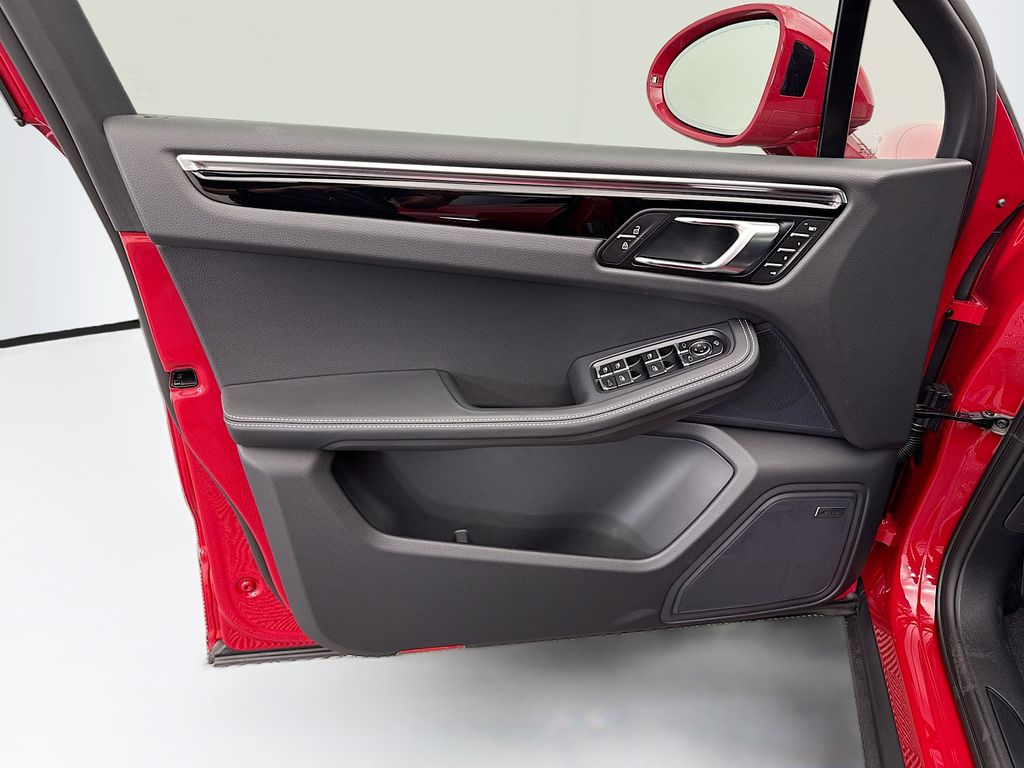 Thumbnail: 2026 Porsche Macan - 25