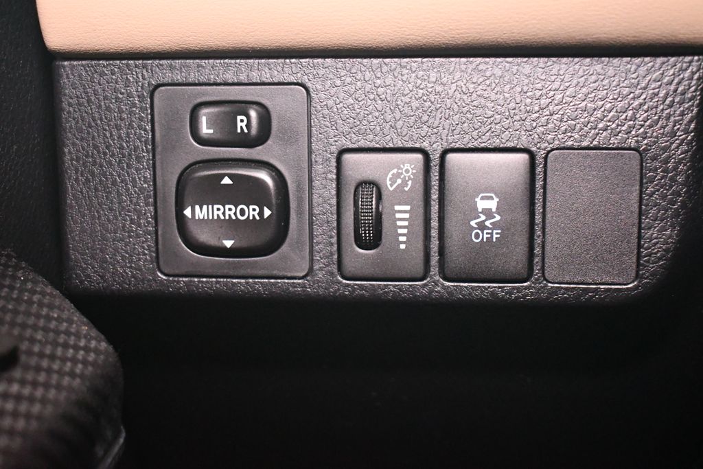Thumbnail: 2013 Toyota RAV4 - 18