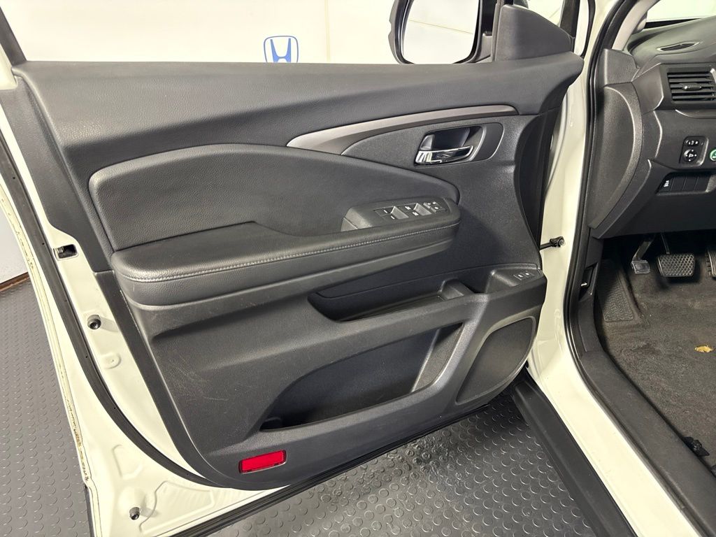 Thumbnail: 2018 Honda Pilot - 14